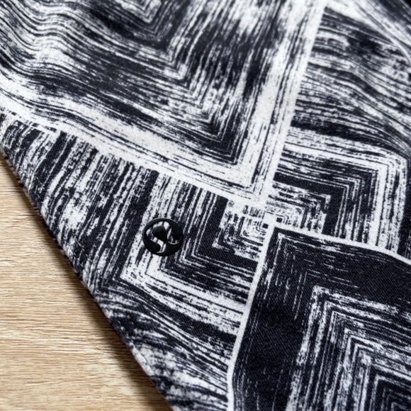 Lululemon Jet Crop *Full-On Luon Heat Wave White Black Size 4. - Picture 7 of 16